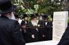 הקמת המציבה אויפ'ן קבר פון הרבנית מוואסלוי ע"ה