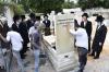 הקמת המציבה אויפ'ן קבר פון הרבנית מוואסלוי ע"ה