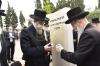 הקמת המציבה אויפ'ן קבר פון הרבנית מוואסלוי ע"ה