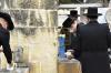 הקמת המציבה אויפ'ן קבר פון הרבנית מוואסלוי ע"ה