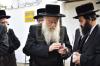 הקמת המציבה אויפ'ן קבר פון הרבנית מוואסלוי ע"ה