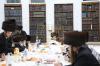 כ"ק אדמו"ר מקאסוב שליט"א  ביי מלוה מלכה מיט אברכי חסידי קאסוב 