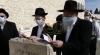 Main image for הבחור משהל'ע האלצבערג ני"ו ביים זאגן קדיש ביי די ציון פון זיין טאטע און מאמע וואס זענען אומגעקומען אין די שרעקליכע טעראר אטאקע אין מומביי פונקט צוועלעף יאר צוריק 