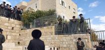 כ"ק אדמו"ר מתולדות אהרן שליט"א ביי עליה לציון אביו כ"ק אדמו"ר מתולדות אהרן זצ"ל 