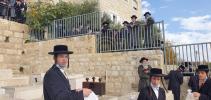 כ"ק אדמו"ר מתולדות אהרן שליט"א ביי עליה לציון אביו כ"ק אדמו"ר מתולדות אהרן זצ"ל 