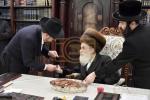 כ"ק אדמו"ר מוויזניץ שליט"א בבית אחד מחסידיו זאת חנוכה 