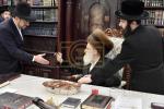 כ"ק אדמו"ר מוויזניץ שליט"א בבית אחד מחסידיו זאת חנוכה 