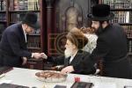 Main image for כ"ק אדמו"ר מוויזניץ שליט"א בבית אחד מחסידיו זאת חנוכה 