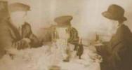 Main image for צוויי היסטארישע בילדער ווי דער הייליגער חפץ חיים זי"ע  זיצט ביי א טיש מיט נאך צוויי אידן, איז היינט צום ערשטן מאל פארעפנטליך געווארן דורך הרב דניאל שלעזינגער 