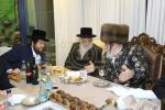 כ"ק אדמו"ר מוויזניץ שליט"א  בסעודת ראש חודש טבת  בבית הנה"ח ר' ישראל נטע שטערן הי"ו