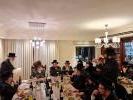 כ"ק אדמו"ר מוויזניץ שליט"א  בסעודת ראש חודש טבת  בבית הנה"ח ר' ישראל נטע שטערן הי"ו