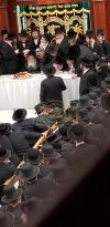 מעמד התחלת כתיבת ספר תורה ע"י חברי קהל יטב לב, קרית יואל. דינסטאג נאכט אין ביהמ"ד הגדול קרית יואל