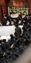 מעמד התחלת כתיבת ספר תורה ע"י חברי קהל יטב לב, קרית יואל. דינסטאג נאכט אין ביהמ"ד הגדול קרית יואל
