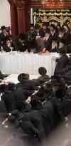 מעמד התחלת כתיבת ספר תורה ע"י חברי קהל יטב לב, קרית יואל. דינסטאג נאכט אין ביהמ"ד הגדול קרית יואל