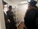 כ"ק אדמו"ר מספינקא מאנסי שליט"א בקביעת מזוזה ולחיים אצל אחד מחסידיו-