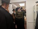 כ"ק אדמו"ר מספינקא מאנסי שליט"א בקביעת מזוזה ולחיים אצל אחד מחסידיו-