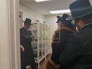 כ"ק אדמו"ר מספינקא מאנסי שליט"א בקביעת מזוזה ולחיים אצל אחד מחסידיו-