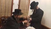 כ"ק אדמו"ר מסאדיגורא ירושלים שליט"א בחאלקא לבן אחד מחסידיו 