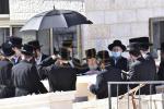כ"ק אדמו"ר מוויזניץ שליט"א איז מתפלל ביים קבר פון אמו הרבנית מוויזניץ ע"ה אין טאג פונעם יארצייט 