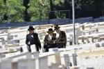 כ"ק אדמו"ר מוויזניץ שליט"א איז מתפלל ביים קבר פון אמו הרבנית מוויזניץ ע"ה אין טאג פונעם יארצייט 