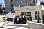 כ"ק אדמו"ר מוויזניץ שליט"א איז מתפלל ביים קבר פון אמו הרבנית מוויזניץ ע"ה אין טאג פונעם יארצייט 