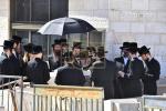 כ"ק אדמו"ר מוויזניץ שליט"א איז מתפלל ביים קבר פון אמו הרבנית מוויזניץ ע"ה אין טאג פונעם יארצייט 