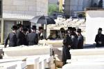 כ"ק אדמו"ר מוויזניץ שליט"א איז מתפלל ביים קבר פון אמו הרבנית מוויזניץ ע"ה אין טאג פונעם יארצייט 