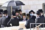 כ"ק אדמו"ר מוויזניץ שליט"א איז מתפלל ביים קבר פון אמו הרבנית מוויזניץ ע"ה אין טאג פונעם יארצייט 