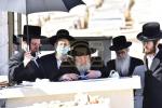 Main image for כ"ק אדמו"ר מוויזניץ שליט"א איז מתפלל ביים קבר פון אמו הרבנית מוויזניץ ע"ה אין טאג פונעם יארצייט 