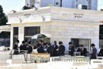 כ"ק אדמו"ר מוויזניץ שליט"א איז מתפלל ביים קבר פון אמו הרבנית מוויזניץ ע"ה אין טאג פונעם יארצייט 