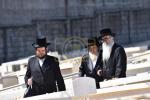 כ"ק אדמו"ר מוויזניץ שליט"א איז מתפלל ביים קבר פון אמו הרבנית מוויזניץ ע"ה אין טאג פונעם יארצייט 
