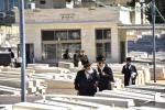 כ"ק אדמו"ר מוויזניץ שליט"א איז מתפלל ביים קבר פון אמו הרבנית מוויזניץ ע"ה אין טאג פונעם יארצייט 