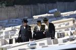 כ"ק אדמו"ר מוויזניץ שליט"א איז מתפלל ביים קבר פון אמו הרבנית מוויזניץ ע"ה אין טאג פונעם יארצייט 