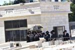 כ"ק אדמו"ר מוויזניץ שליט"א איז מתפלל ביים קבר פון אמו הרבנית מוויזניץ ע"ה אין טאג פונעם יארצייט 