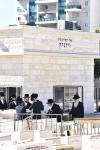 כ"ק אדמו"ר מוויזניץ שליט"א איז מתפלל ביים קבר פון אמו הרבנית מוויזניץ ע"ה אין טאג פונעם יארצייט 
