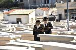 כ"ק אדמו"ר מוויזניץ שליט"א איז מתפלל ביים קבר פון אמו הרבנית מוויזניץ ע"ה אין טאג פונעם יארצייט 