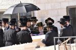 כ"ק אדמו"ר מוויזניץ שליט"א איז מתפלל ביים קבר פון אמו הרבנית מוויזניץ ע"ה אין טאג פונעם יארצייט 