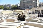 כ"ק אדמו"ר מוויזניץ שליט"א איז מתפלל ביים קבר פון אמו הרבנית מוויזניץ ע"ה אין טאג פונעם יארצייט 