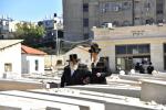 כ"ק אדמו"ר מוויזניץ שליט"א איז מתפלל ביים קבר פון אמו הרבנית מוויזניץ ע"ה אין טאג פונעם יארצייט 