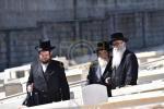 כ"ק אדמו"ר מוויזניץ שליט"א איז מתפלל ביים קבר פון אמו הרבנית מוויזניץ ע"ה אין טאג פונעם יארצייט 