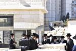 כ"ק אדמו"ר מוויזניץ שליט"א איז מתפלל ביים קבר פון אמו הרבנית מוויזניץ ע"ה אין טאג פונעם יארצייט 