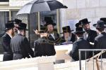 כ"ק אדמו"ר מוויזניץ שליט"א איז מתפלל ביים קבר פון אמו הרבנית מוויזניץ ע"ה אין טאג פונעם יארצייט 