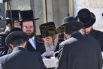 כ"ק אדמו"ר מוויזניץ שליט"א איז מתפלל ביים קבר פון אמו הרבנית מוויזניץ ע"ה אין טאג פונעם יארצייט 