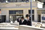 כ"ק אדמו"ר מוויזניץ שליט"א איז מתפלל ביים קבר פון אמו הרבנית מוויזניץ ע"ה אין טאג פונעם יארצייט 