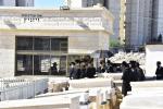 כ"ק אדמו"ר מוויזניץ שליט"א איז מתפלל ביים קבר פון אמו הרבנית מוויזניץ ע"ה אין טאג פונעם יארצייט 
