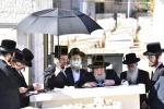 כ"ק אדמו"ר מוויזניץ שליט"א איז מתפלל ביים קבר פון אמו הרבנית מוויזניץ ע"ה אין טאג פונעם יארצייט 