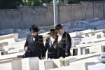 כ"ק אדמו"ר מוויזניץ שליט"א איז מתפלל ביים קבר פון אמו הרבנית מוויזניץ ע"ה אין טאג פונעם יארצייט 