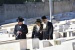 כ"ק אדמו"ר מוויזניץ שליט"א איז מתפלל ביים קבר פון אמו הרבנית מוויזניץ ע"ה אין טאג פונעם יארצייט 