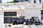 כ"ק אדמו"ר מוויזניץ שליט"א איז מתפלל ביים קבר פון אמו הרבנית מוויזניץ ע"ה אין טאג פונעם יארצייט 