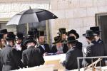 כ"ק אדמו"ר מוויזניץ שליט"א איז מתפלל ביים קבר פון אמו הרבנית מוויזניץ ע"ה אין טאג פונעם יארצייט 